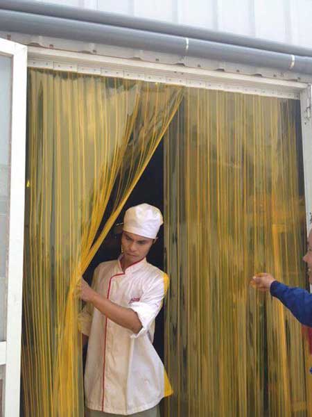 Màn nhựa màu vàng ngăn côn trùng bếp ăn