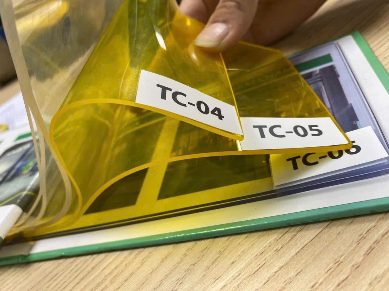 Cận cảnh độ dày màn nhựa PVC màu vàng