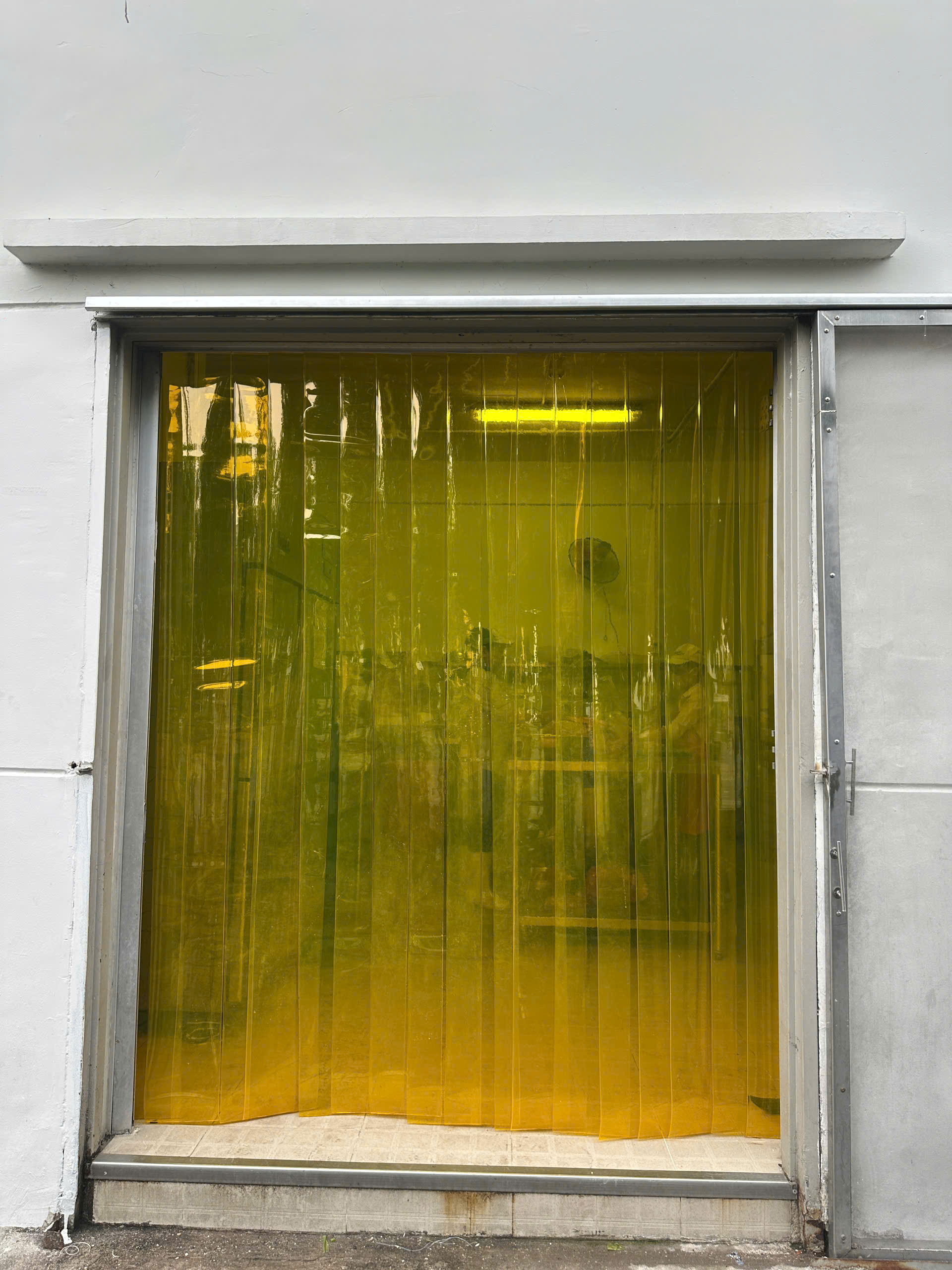 Màn nhựa vàng kho dược phẩm