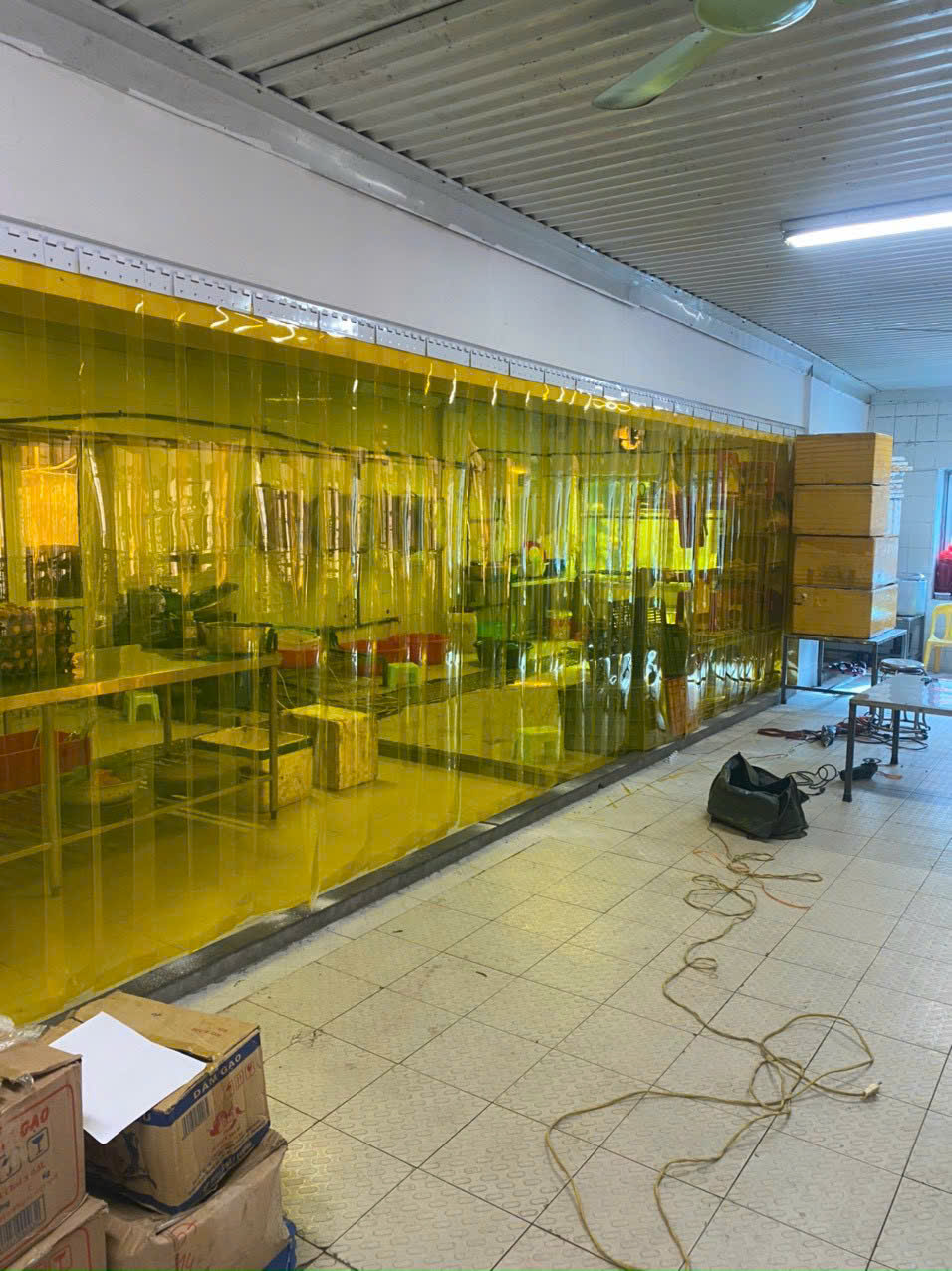 Màn nhựa vàng quán cafe