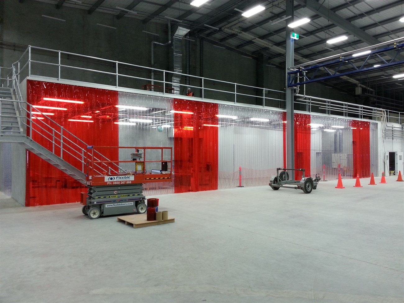 Lắp đặt rèm nhựa chống UV tại xưởng hàn